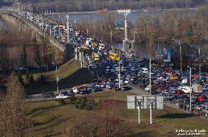 Водитель проводит в дорожной пробке в среднем рабочую неделю среднее