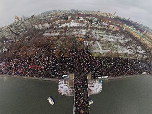 Водители маршруток митингуют под мэрией Киева гривна